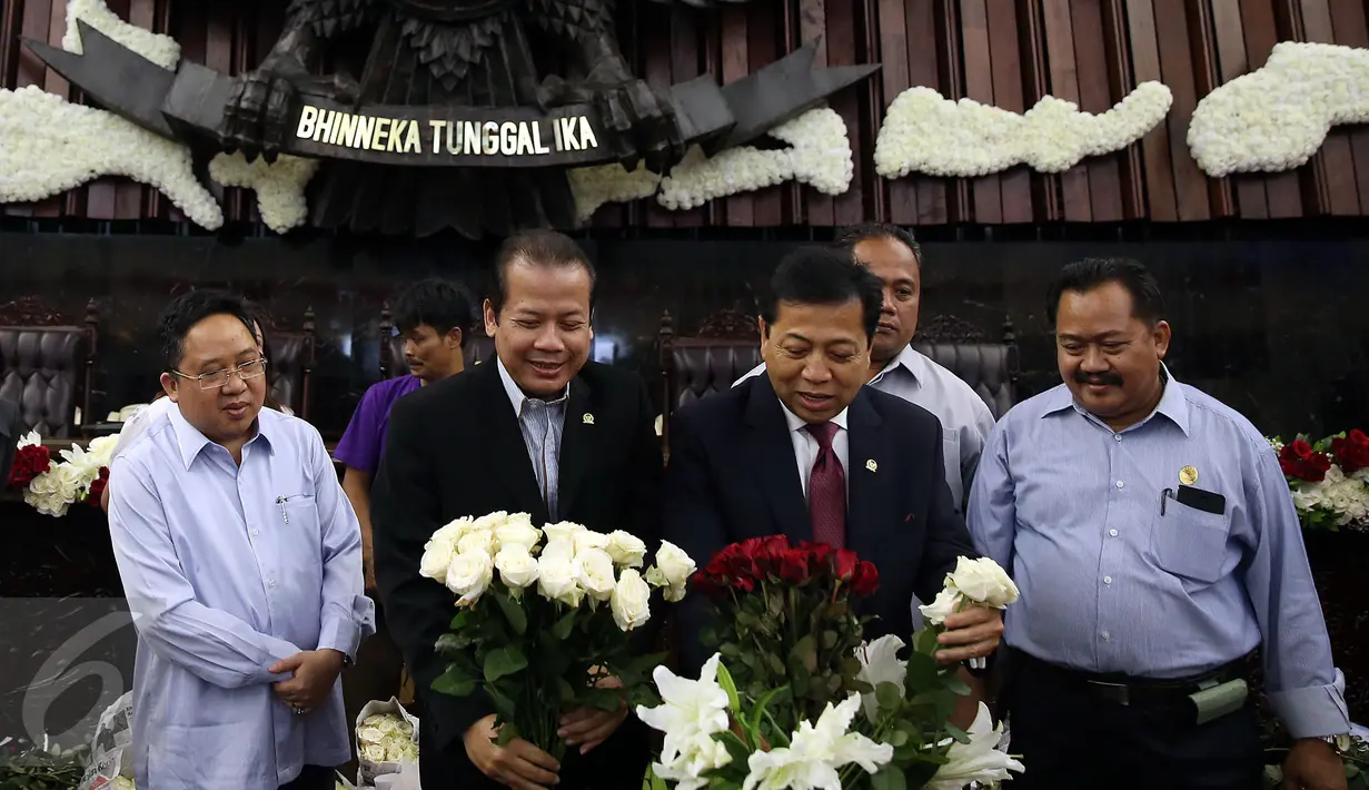 Ketua DPR Setya Novanto dan Wakil Ketua DPR Taufik Kurniawan ikut membantu persiapan menyambut kedatangan Raja Salman di ruang Rapat Paripurna I, Kompleks Parlemen, Jakarta, Rabu (1/3). (Liputan6.com/Johan Tallo)