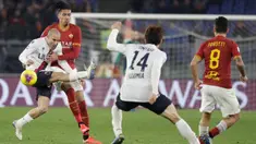 Pemain Bologna Rodrigo Palacio (kiri) berebut bola dengan pemain AS Roma Chris Smalling pada pertandingan pekan ke-23 Serie A Liga Italia di Olimpico Stadio, Roma, Italia, Jumat (7/2/2020). AS Roma kalah dari Bologna 2-3. (AP Photo/Gregorio Borgia)
