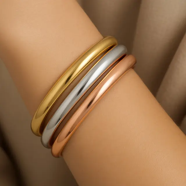 Model Gelang Emas Bertumpuk yang Lagi Tren di 2025