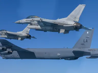 Pesawat Stratofortress B-52H Angkatan Udara Amerika Serikat (bawah) terbang dalam formasi dengan pesawat tempur KF-16 Angkatan Udara Korea Selatan di atas laut barat Semenanjung Korea saat latihan udara bersama di Korea Selatan, Senin (6/3/2023). Amerika Serikat dan Korea Selatan akan melakukan lebih dari 10 hari latihan militer skala besar pada bulan Maret, termasuk pendaratan amfibi, kata pejabat dari kedua negara pada hari Jumat lalu. (South Korea Defense Ministry via AP)