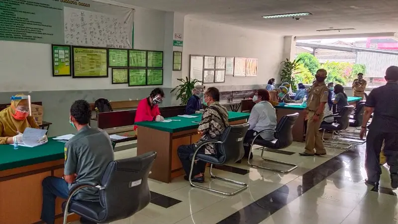 Satu orang pegawai Pengadilan Negeri Jakarta Selatan dinyatakan positif Covid-19. Gedung Pengadilan Negeri Jakarta Barat untuk sementara waktu di lockdown.