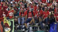 Suporter timnas U-22 Indonesia mengenakan ikat kepala saat menyaksikan laga penyisihan Grup B melawan Timnas Vietnam U-22 di Stadion Selayang, Selangor, Selasa (22/8). Indonesia bermain imbang melawan Vietnam dengan skor 0-0. (Liputan6.com/Faizal Fanani)