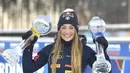 Atlet Biathlon asal Itali, Dorothea Wierer menunjukkan piala dalam perlombaan Piala Dunia IBU Biathlon di Kontiolahti, Finlandia, Sabtu (14/3/2020). (Foto: AFP/Jussi Nukari)