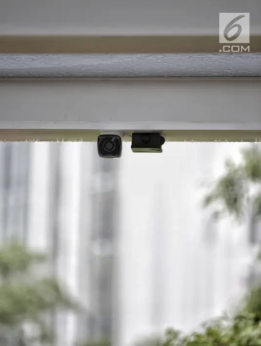 Kamera pemantau terpasang di jembatan penyeberangan orang (JPO) Bundaran Senayan, Jakarta, Senin (21/1). Sejumlah kamera pemantau ini dipasang di berbagai sudut JPO. (Liputan6.com/Faizal Fanani)