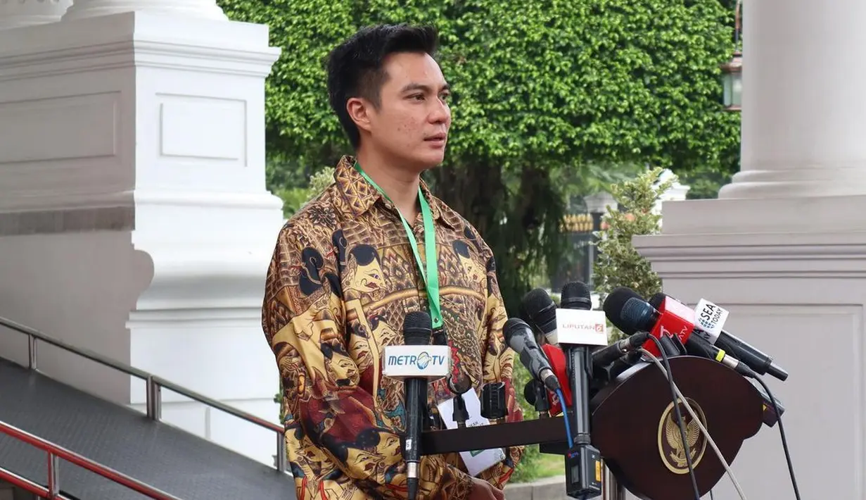 Dikantor presiden, Baim Wong memakai kemeja batik lengan panjang. Penampilan berbeda dari biasanya tersebut membuat orang nomor satu Indonesia pangling dengan Baim. [Instagram/baimwong]