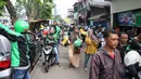 Puluhan ojek online dari berbagai daerah datang untuk mengantarkan Hj. Laila Sari ke makam dari rumah duka di kawasan Tangki Wood, Jakarta Barat menuju Karet Bivak, Jakarta Pusat. (Adrian Putra/Bintang.com)