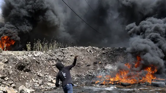 FOTO: Pengunjuk Rasa Palestina Bentrok dengan Pasukan Keamanan Israel di Tepi Barat