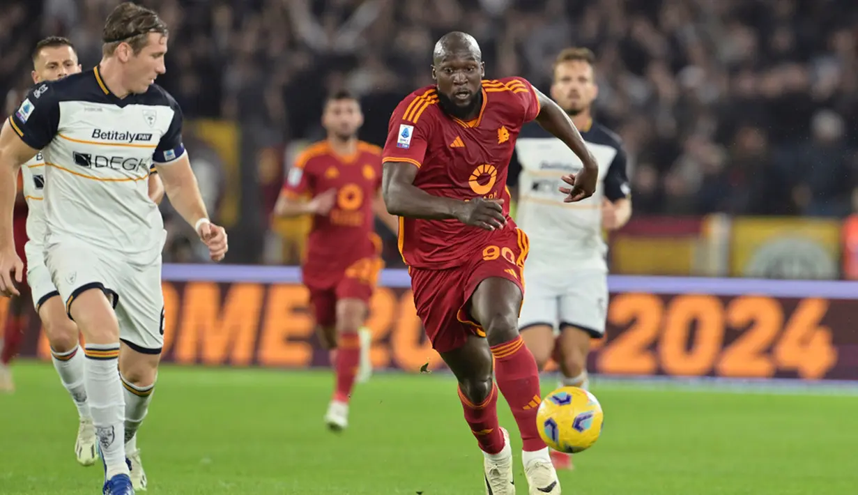 AS Roma menang dramatis 2-1 atas Lecce lewat dua gol injury time. Tertinggal duluan, I Lupi comeback dengan gol Sardar Azmoun dan Romelu Lukaku. (Alfredo Falcone/LaPresse via AP)
