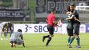 Pemain tengah Persikabo 1973, Gustavo Tocantins (kanan) memeluk rekannya usai melawan Persebaya Surabaya pada lanjutan pekan pertama BRI Liga 1 Indonesia 2022-2023 di Stadion Pakansari, Kabupaten Bogor, Senin (25/7/2022). Persikabo 1973 berhasil meraih poin penuh usai menumbangkan perlawanan Persebaya Surabaya 1-0. (Liputan6.com/Helmi Fithriansyah)