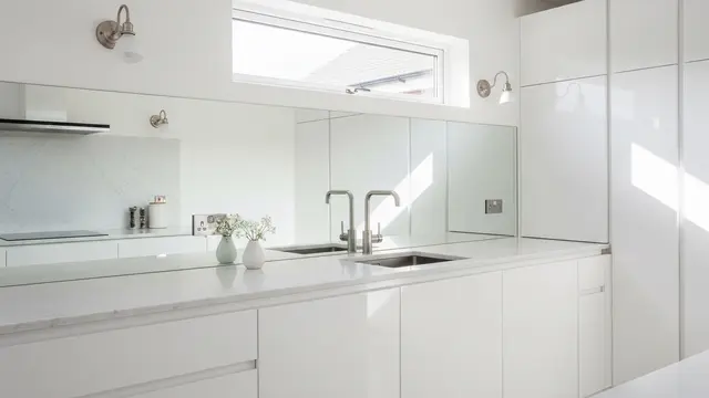 Dapur Monokrom Putih dengan Aksen Cermin