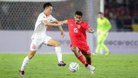 Gelandang Timnas Indonesia, Ricky Kambuaya (kanan) berebut bola dengan gelandang Vietnam, Nguyen Thai Son pada laga Grup F kualifikasi Piala Dunia 2026 Zona Asia di Stadion Utama Gelora Bung Karno (SUGBK), Senayan, Jakarta, Kamis (21/3/2024). (Bola.com/Bagaskara Lazuardi)