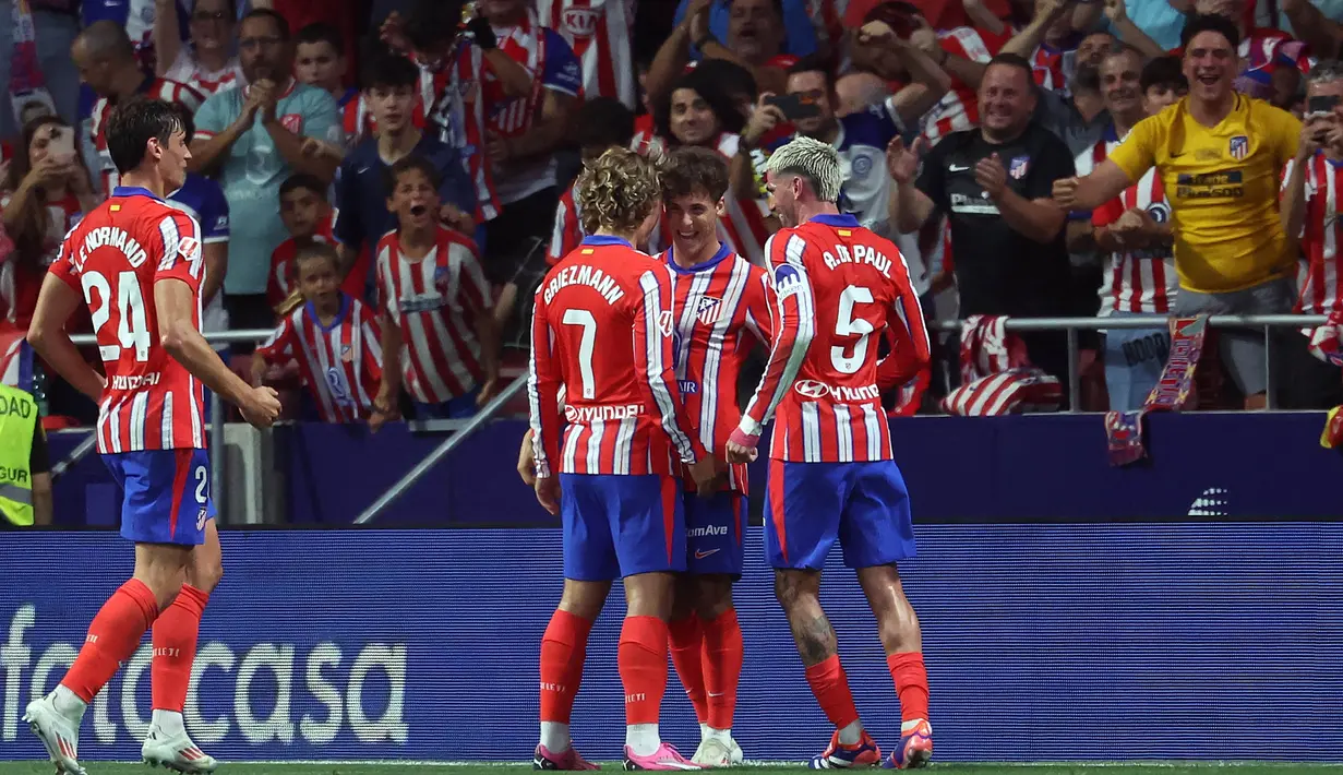 Penyerang Atletico Madrid, Antoine Griezmann (kedua kiri) merayakan gol bersama Rodrigo Riquelme dan Rodrigo De Paul saat pertandingan sepak bola Liga Spanyol melawan Girona FC di Stadion Metropolitano, Madrid, Minggu 25 Agustus 2024 atau Seni 26 Agustus 2024 dini hari WIB. (Pierre-Philippe MARCOU/AFP)