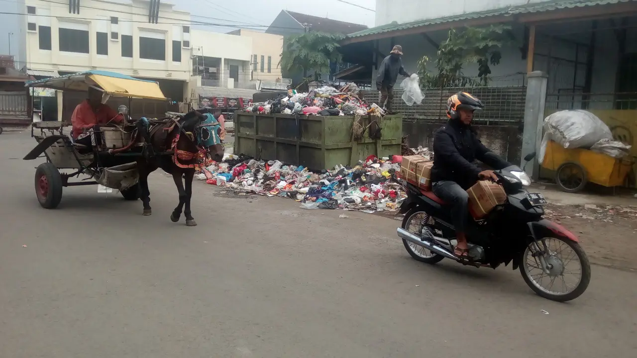 Akibat bnyak armada angkutan sampah yang rusak, tumpukan sampah hingga ke bahu jalan