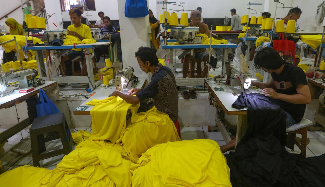 Pekerja menyelesaikan pembuatan kaos di konveksi Sinergi Adv di kawasan Srengseng Sawah, Jakarta, Selasa (2/7/2024). (merdeka.com/Arie Basuki)