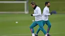 Gelandang Manchester City, Jack Grealish (kiri) mengambil bagian dalam sesi latihan di tempat latihan Manchester City di Manchester, barat laut Inggris (4/4/2022). Man City akan bertanding melawan Atletico Madrid pada leg pertama perempat final Liga Champions di Etihad Stadium. (AFP/Paul Ellis)