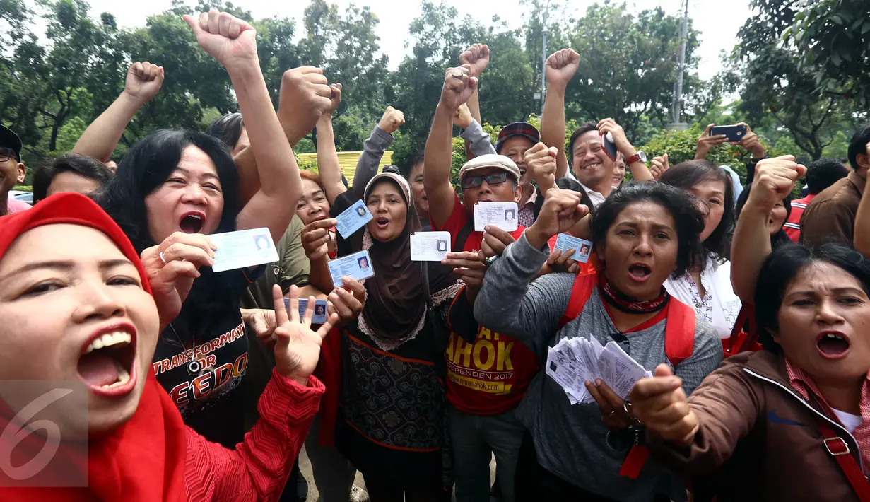 Sejumlah warga menunjukan KTP saat  pengumpulan KTP di depan Balai Kota, Jakarta, Kamis (5/11). Pendataan dan pengumpulan KTP tersebut sebagai petisi penangguhan penahanan Ahok sebagai Tahanan Kota. (Liputan6.com/Johan Tallo)