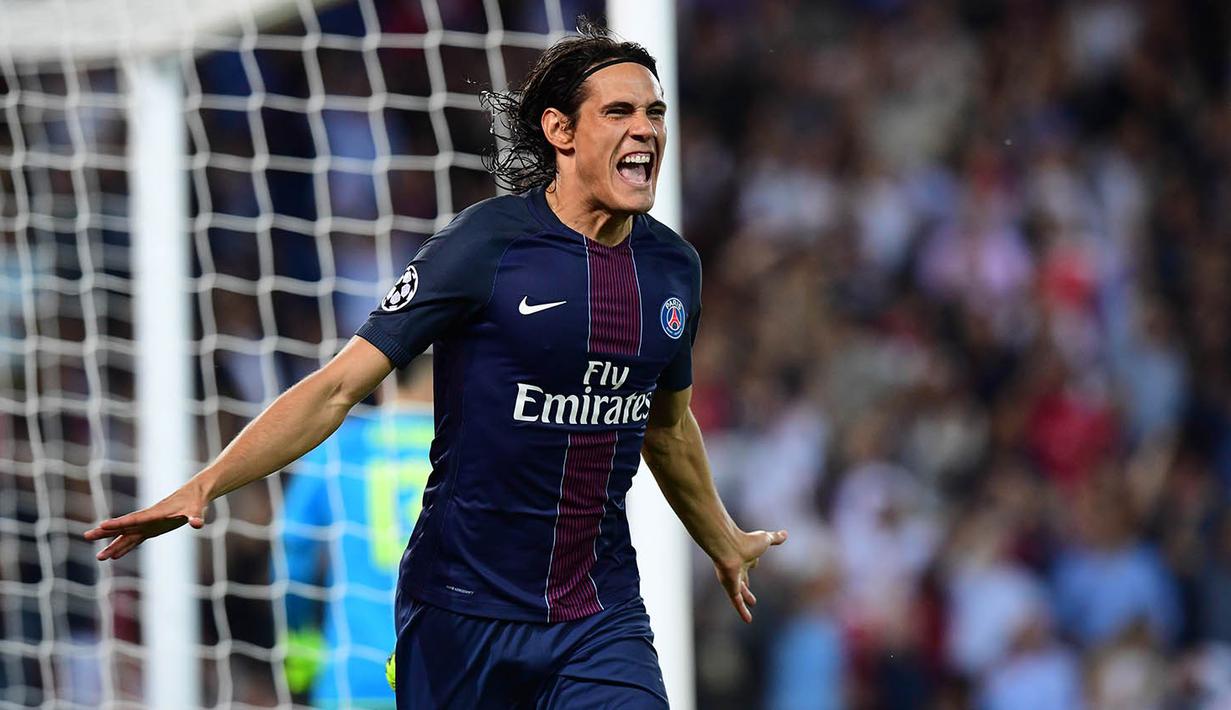 Penyerang PSG, Edinson Cavani, merayakan gol yang dicetaknya ke gawang Arsenal. Pada menit pertama Les Perisien langsung berhasil mencetak gol melalui pemain Uruguay ini. (AFP/Franck Fife)