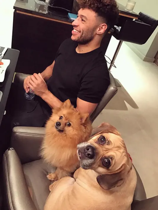 Mengunggah foto Alex bersama dua ekor anjing peliharaan Perrie, wanita berusia 23 tahun ini juga menyertakan keterangan foto dengan sebuah emotikon mata berbinar. (Instagram/Perrieedwards)