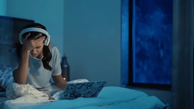 Wanita merenung diri di atas kasur