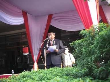 Menteri Pendidikan dan Kebudayaan M Nuh memimpin upacara HUT RI ke-69 di kantor Kemendikbud, Jakarta, Minggu (17/8/14). (Liputan6.com/Faizal Fanani) 