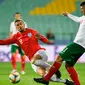 Bek Bulgaria, Kamen Hadzhiev, berusaha melewati gelandang Inggris, Jordan Henderson, pada laga Kualifikasi Piala Dunia 2020 di Stadion Vasil Levski, Sofia, Senin (14/10). Bulgaria kalah 0-6 dari Inggris. (AFP/Nikolay Dychinov)