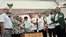 Sekjen Partai Kebangkitan Bangsa (PKB) Abdul Kadir Karding (keempat kanan), Ketua LPP Marwan Jafar (ketiga kanan) menyerahkan berkas bakal caleg ke Ketua KPU Arif Budiman di Gedung KPU, Jakarta, Selasa (17/7). (Merdeka.com/Iqbal S Nugroho)