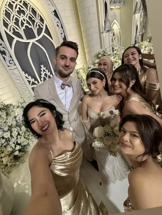 Ochi Rosdiana juga didapuk sebagai bridesmaid. Ia mengenakan dress panjang warna gold model korset. [@ochi24]