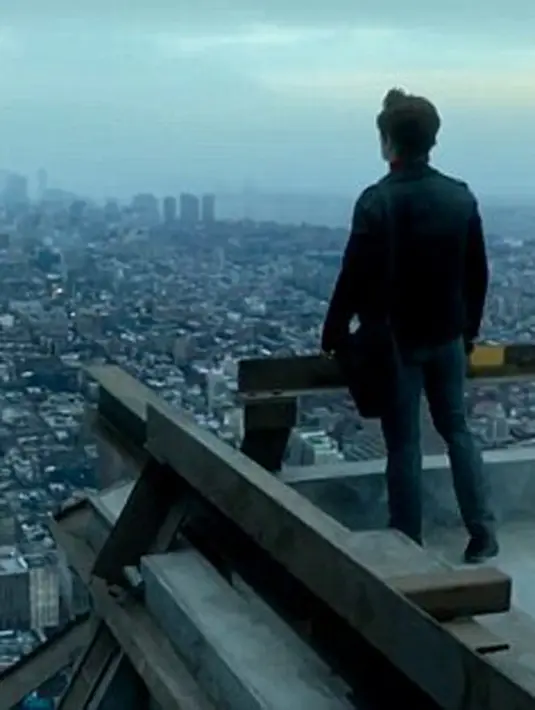 Salah satu adegan dimana Joseph yang memerankan tokoh utama tersebut berdiri di pinggir gedung World Trade Center dan menatap ke seberang mengatur strategi. (via dailymail.co.uk)