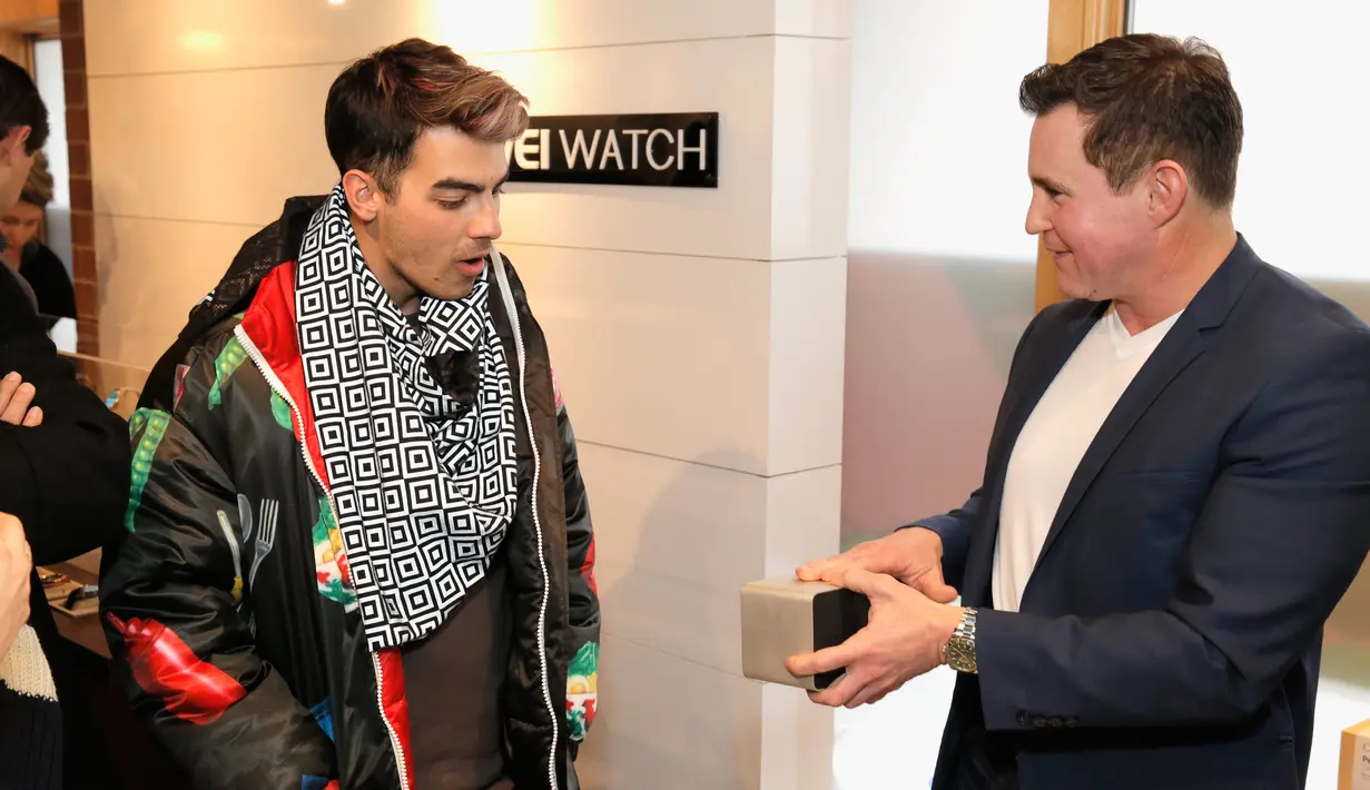 Joe Jonas mengenakan jaket hitam motif unik saat menghadiri Kari Feinstein's Style Lounge di Utah, 23 Januari 2016. Jaket itu bergambar semangkuk mie ayam lengkap dengan sayur, sendok dan garpu. (Lily Lawrence/Getty Images untuk Kari Feinstein/AFP)