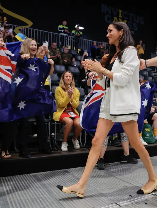 <p>Perempuan 42 tahun itu terlihat mengenakan blazer dan celana pendek putih dengan kaus hitam untuk inner. (Odd ANDERSEN / AFP)</p>