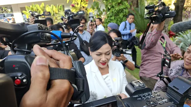 Ketua Dewan Komisioner Otoritas Jasa Keuangan (OJK), Friderica Widyasari Dewi, di Kompleks Istana Kepresidenan, Jakarta, Senin (19/10/2026). (Liputan6.com/Arief)