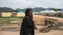 Seorang wanita berjalan di Gwoza, Nigeria timur laut, (1/8). Sedikitnya 20.000 orang tewas dan 2,6 juta lainnya mengungsi sejak kelompok garis keras Islam mulai melakukan pemberontakan di tahun 2009. (AFP Photo/Stefan Heunis)