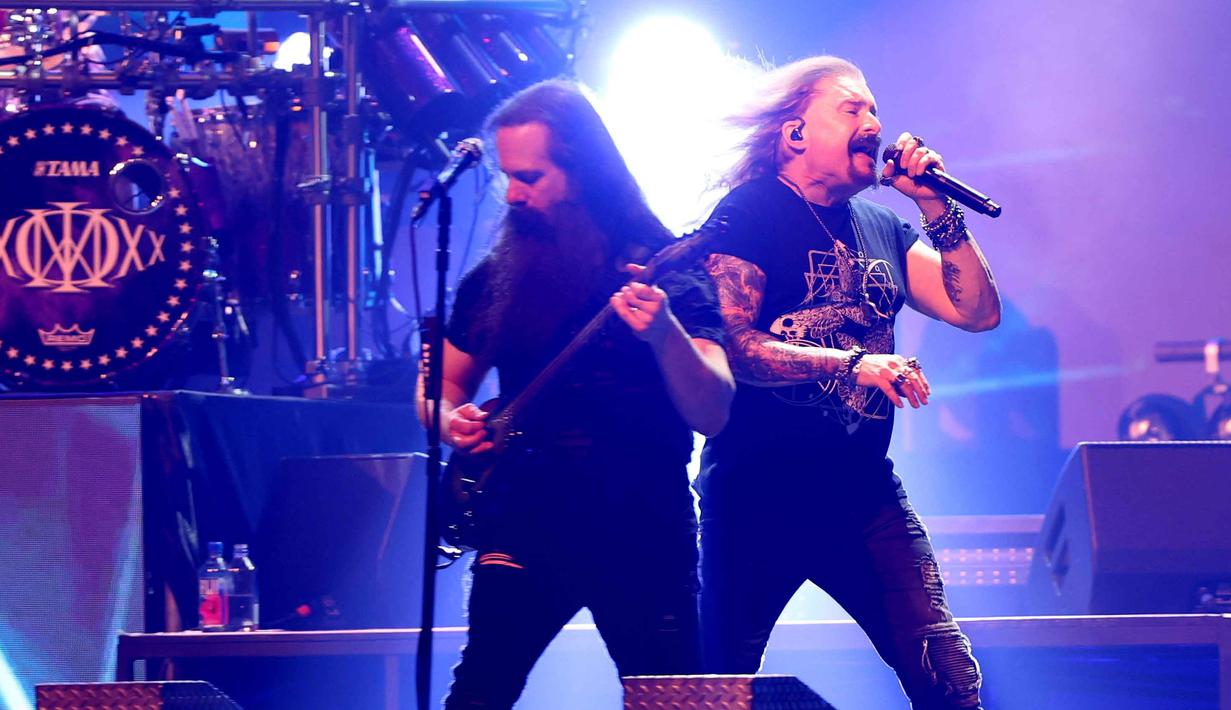 Sekitar 10.000 penonton memadati venue, menjadikan konser ini sebagai salah satu momen penting bagi penggemar rock dan metal progresif di Indonesia. Tampak dalam foto, vokalis band Dream Theater James LaBrie (kanan) saat tampil pada Konser "An Evening With Dream Theater - 40th Anniversary Tour" di Beach City International Stadium, Jakarta, Sabtu 7 Februari 2026. (Kapanlagi.com/Budy Santoso)
