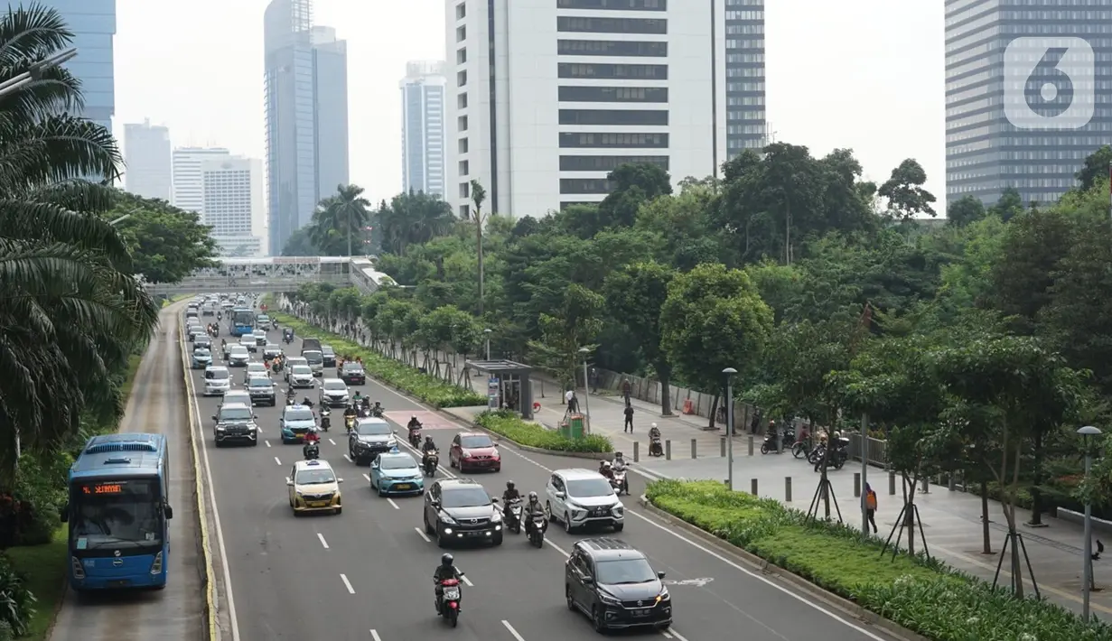 Kendaraan melintasi Jalan Jenderal Sudirman, Jakarta, Senin (23/11/2020). Aturan sistem ganjil genap belum diberlakukan di tengah perpanjangan penerapan pembatasan sosial berskala besar (PSBB) transisi hingga dua minggu ke depan di Ibu Kota. (Liputan6.com/Immanuel Antonius)