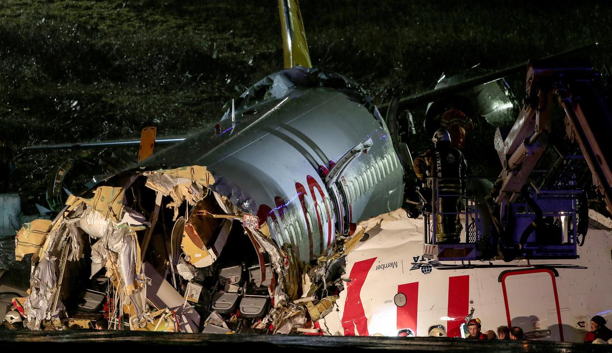 Foto Tergelincir Di Bandara Istanbul Pesawat Boeing Terbelah Tiga Global Liputan6 Com