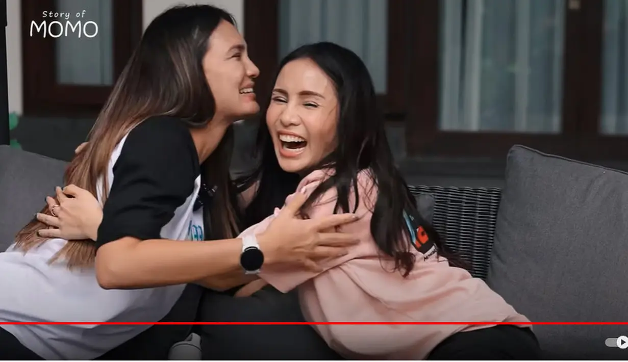 "Enggak kamu aja kok, banyak kok. Semua perempuan yang digosipin sama dia (Ariel) aku jutekin. Kan bucin say, maaf ya say. Jangan marah ya. Kan bucin dulu," kata Luna Maya yang kemudian pelukan dengan Momo sambil tertawa dua duanya. (Youtube/Momo Youtube Channel)