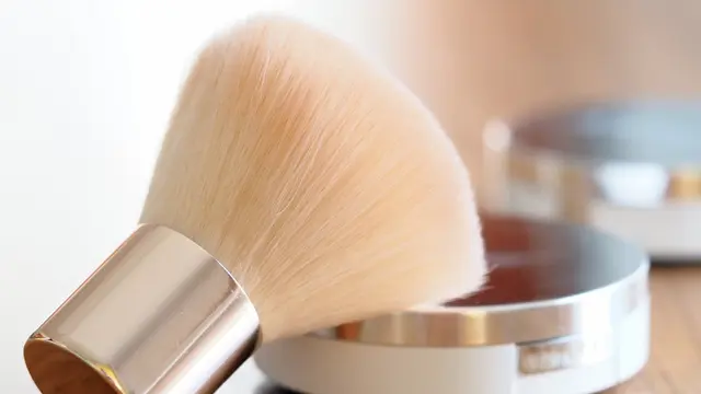 Bye Touch-Up, Ini Tips Makeup Flawless Buat Dinner Romantis