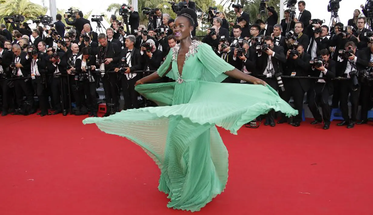 Betapa cantiknya bintang film '12 Years a Slave', Lupita Nyong'o saat berpose di red carpet Cannes Film Festival 2015, Prancis, Rabu (13/5). (AFP PHOTO/Valery HACHE)
