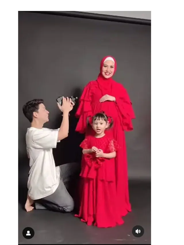 6 Gaya Pemotretan Terbaru Kartika Putri dengan Sang Anak, Kompak Bergaun Merah