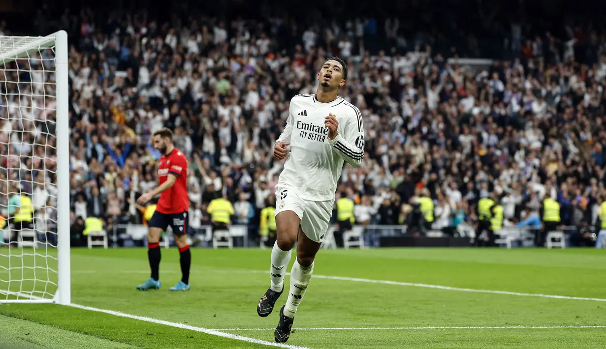 Pemain Real Madrid, Jude Bellingham melakukan selebrasi setelah mencetak gol pertamanya pada musim ini dalam laga lanjutan Liga Spanyol 2024/2025 melawan Osasuna yang berlangsung di Santiago Bernabeu, Madrid, Spanyol, Sabtu (09/11/2024) WIB. (AFP/Oscar Del Pozo)