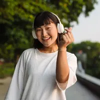 ilustrasi bahagia ceria mendengarkan musik/Dean Drobot/Shutterstock