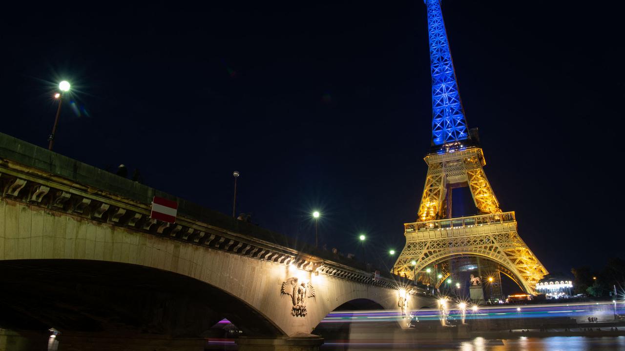 Menara Eiffel Bersinar Terang dengan Warna Bendera Ukraina