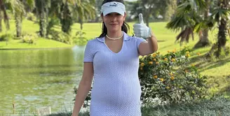 Estelle Linden asik main golf dengan outfit mini dress yang mengekspos baby bumpnya. [Foto: @estelleelinden]