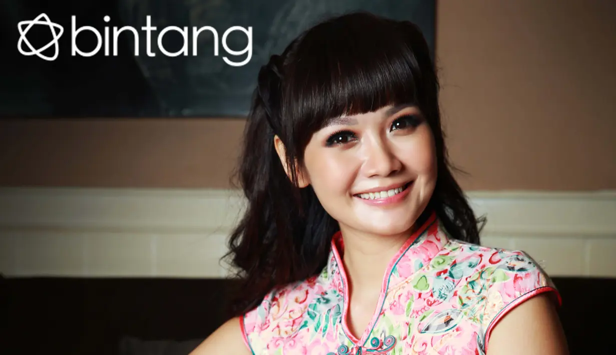 Saat ditemui di Aston Kichen & Bar, Setia Budi, Jakarta Selatan pada Senin (1/2/2016), penyanyi 34 tahun ini mengaku bersyukur sudah ditanamkan tentang pentingnya menabung oleh kedua orangtuanya. (Deki Prayoga/Bintang.com)