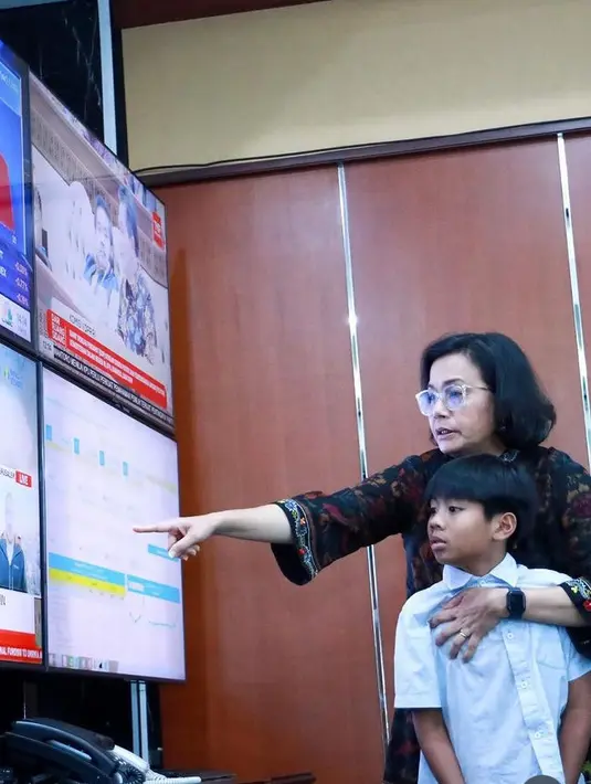 Tampak Sri Mulyani juga memerlihatkan pekerjaannya pada cucu yang lebih besar. [@smindrawati]