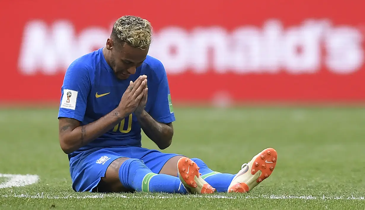 Striker Brasil, Neymar, menangis usai mengalahkan Kosta Rika pada laga grup E Piala Dunia di Stadion Krestovsky, St Petersburg, Jumat (22/6/2018). Pada laga ini Neymar berhasil mencetak gol perdana Piala Dunia 2018. (AFP/Gabriel Bouys)