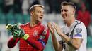 Pemain Jerman, Manuel Neuer dan Niklas Suele, merayakan kemenangan atas Estonia pada laga Kualifikasi Piala Eropa 2020 di Talinn, Minggu (13/10). Estonia kalah 0-3 dari Jerman. (AFP/Janek Skarzynski)