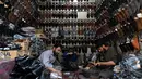 Di sisi lain, kesibukan juga terjadi di salah satu bengkel perajin sepatu tradisional di Lahore, Pakistan. Tampak dalam foto, aktivitas para perajin sepatu membuat sandal di sebuah bengkel menjelang perayaan Idul Fitri selama bulan suci Ramadan 1447 Hijriah di Lahore pada 14 Maret 2026. (Arif ALI/AFP)