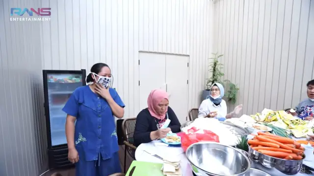 Aksi Nagita Slavina Menggoreng Pisang
