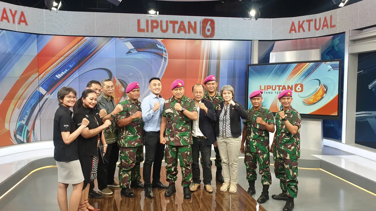 Kadispen Korps Marinir TNI Angkatan Laut (AL) Letkol Marinir Gugun Saiful Rachman bersama jajarannya berpose di studio Liputan6, SCTV Tower, Senayan, Jakarta. (Liputan6.com/Nanda Perdana Putra)